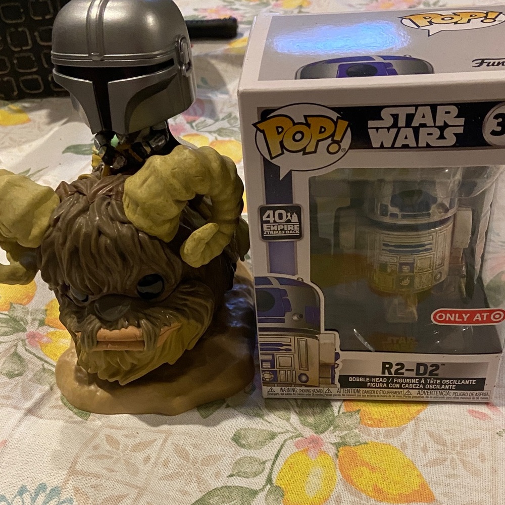 Funko Pop! Star Wars Silver Mandalorian with Brown Mythosaur Bust